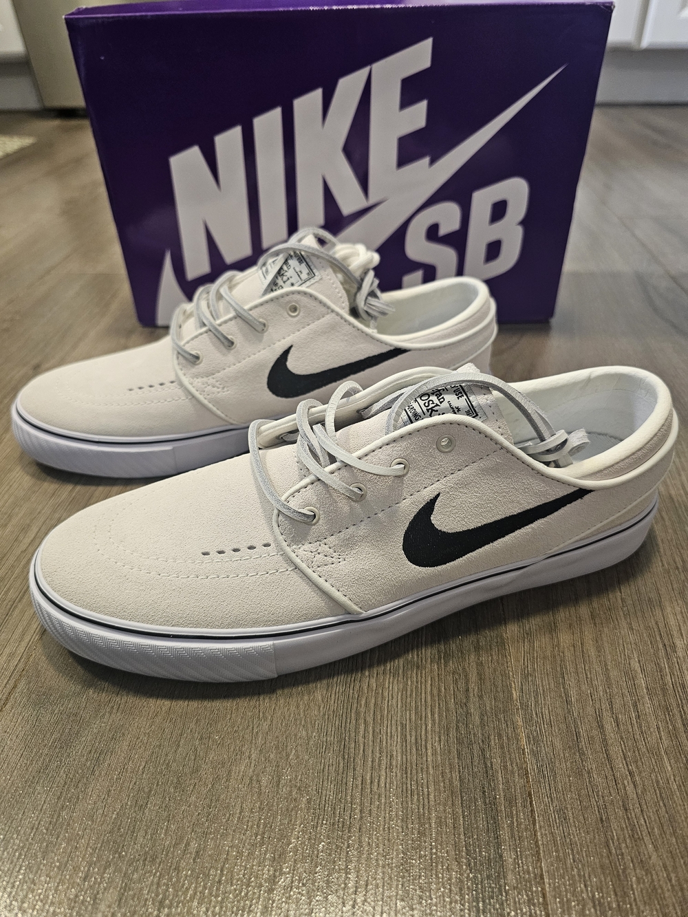 Nike SB Men’s Zoom Stefan Janoski Canvas Skate Shoes - White/Black- Size 8.5